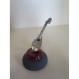 A 925 silver lute on stand - 8cm tall - approx 0.4 troy oz - good condition