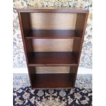 A 20th Century mahogany open bookcase - 101cm H x 53cm x 27cm - in clean restored polished condition