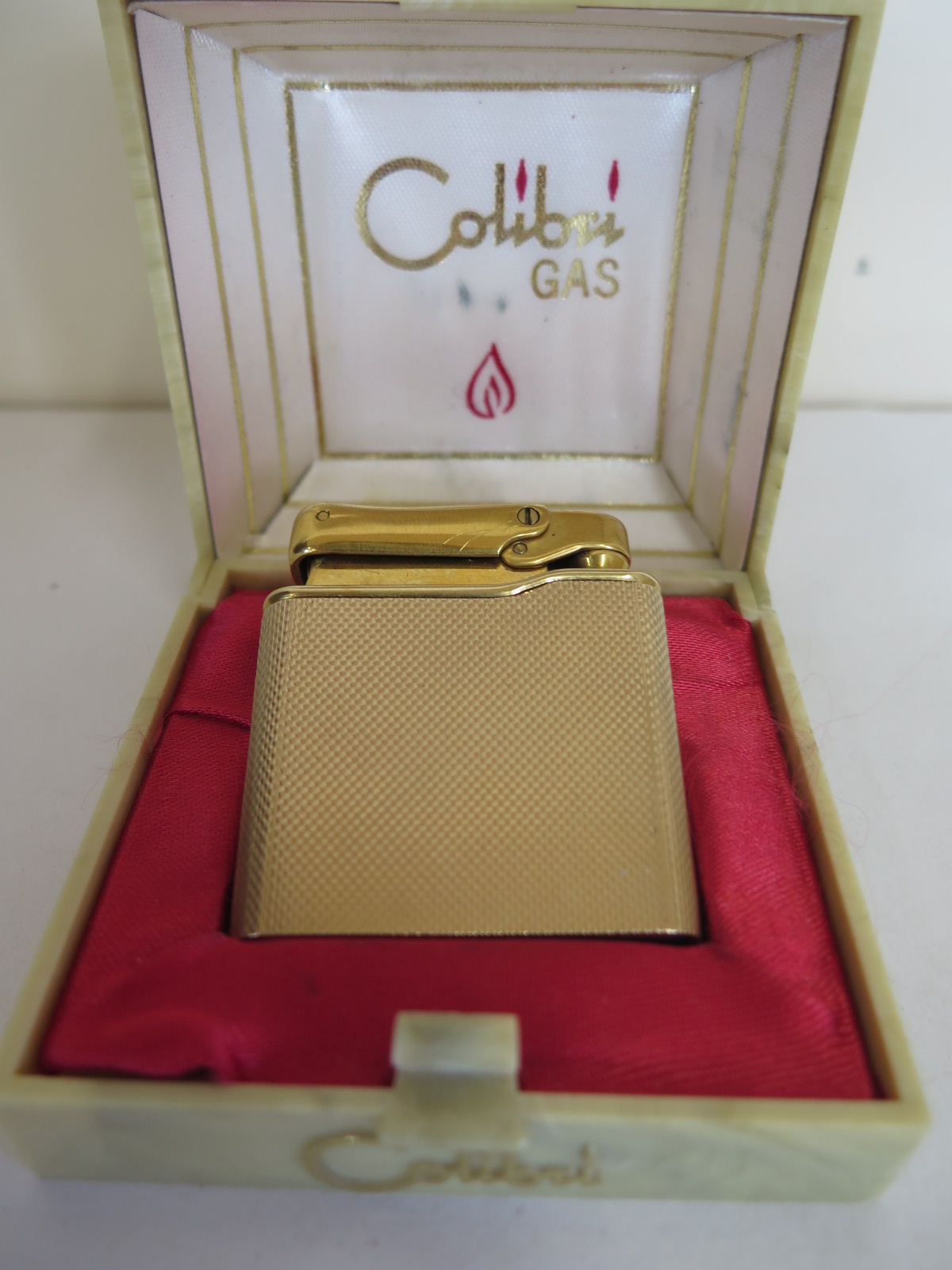 A retro Colibri gas lighter with 9 ct gold case, stamped 375, approximately 4.5cm high and 73 g,