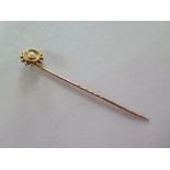 A 15 ct gold tie pin inset with a single pearl, approximately 1g and 5.8 cm long