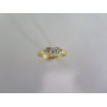 An 18ct yellow gold three stone diamond ring - size K/L - approx 2.8 grams, central diamond approx