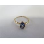 A 9ct yellow gold tanzanite ring - approx 1ct - size Q - approx 1.5 grams - in good condition