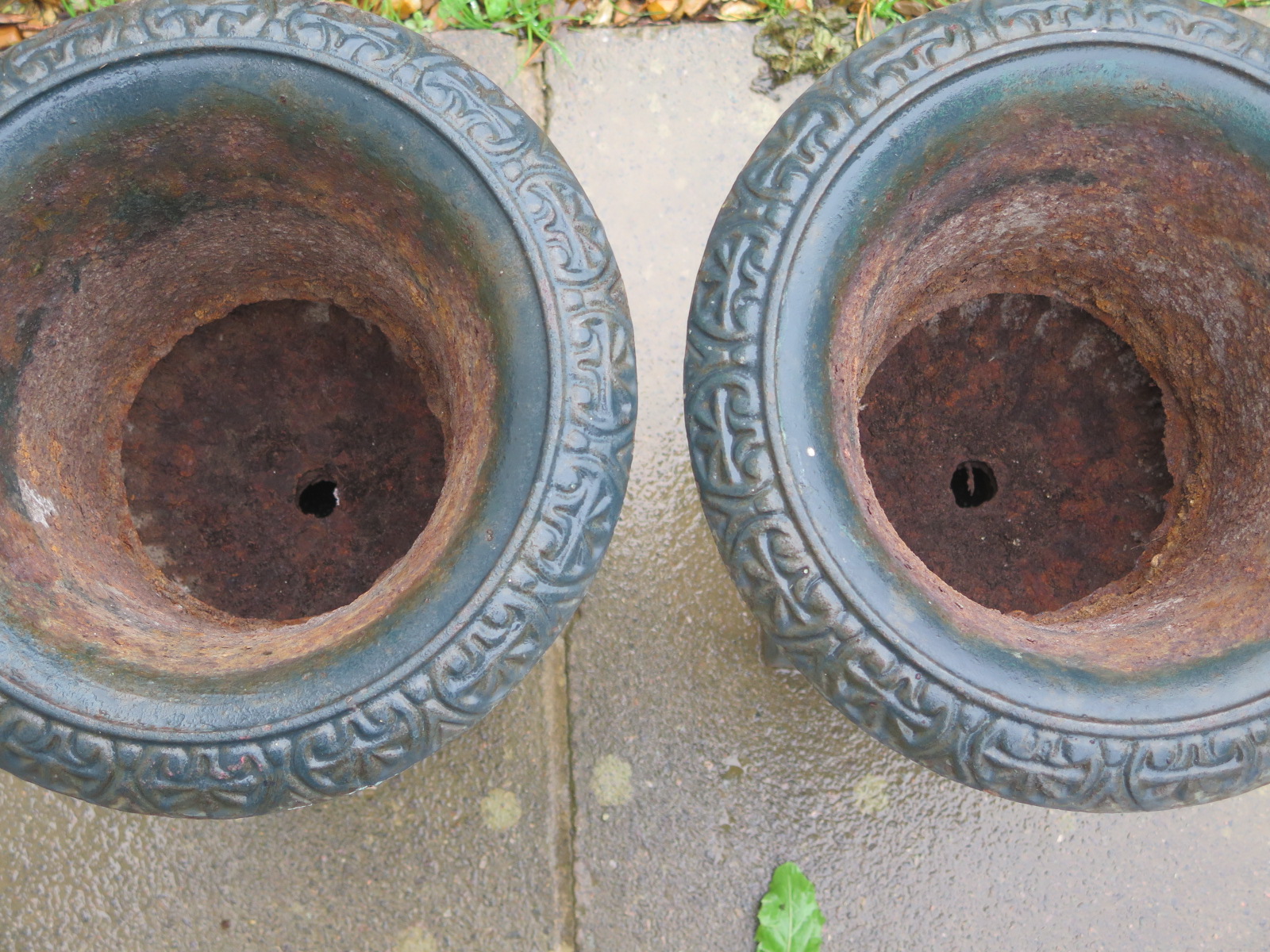 A pair of cast iron garden planters, approx 43cm H - Image 2 of 3