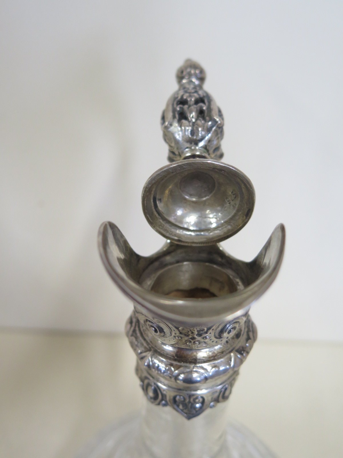 A cut glass claret jug with a silver top, marked 925 - 30cm tall, in good clean condition - Image 2 of 3