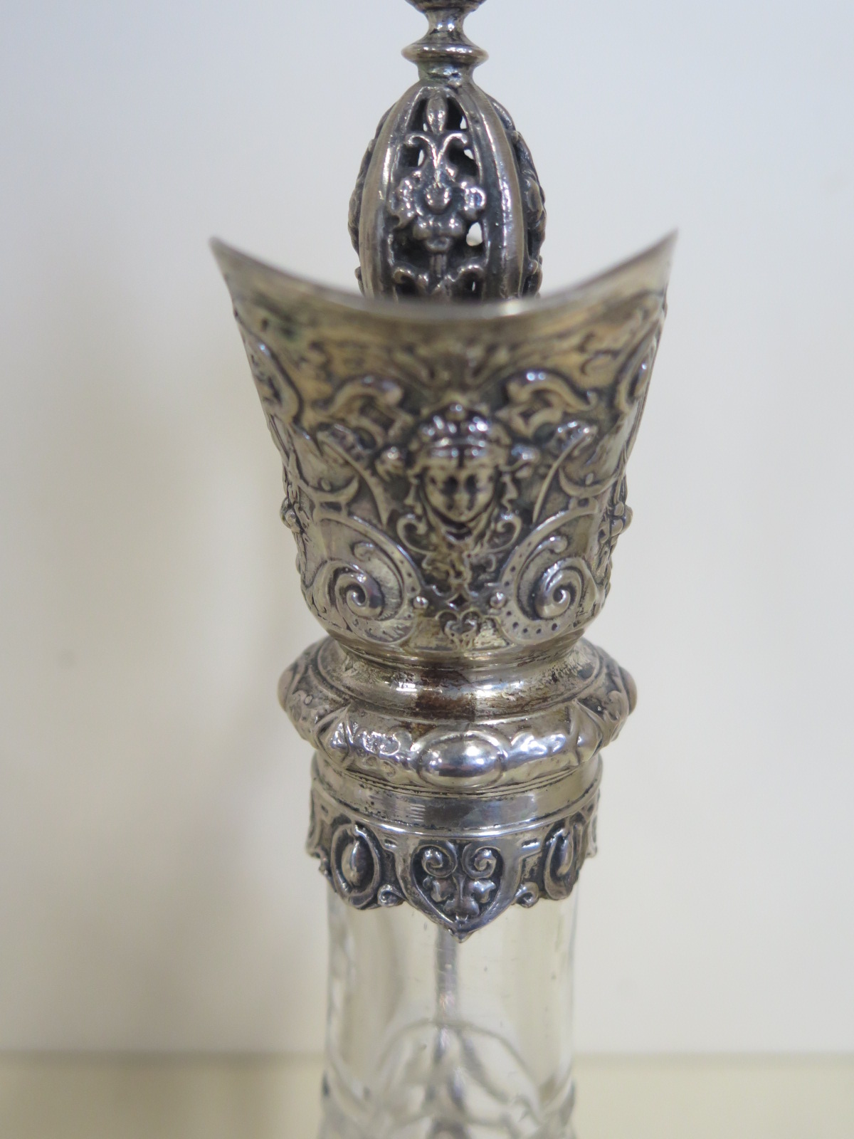 A cut glass claret jug with a silver top, marked 925 - 30cm tall, in good clean condition - Image 3 of 3