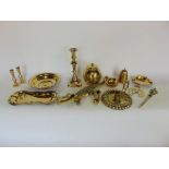 A collection of polished brass ware to include heavy brass crocodile with articulated neck,