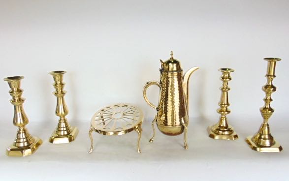 A mixed collection of brass ware to include a pair of baluster brass candlesticks, two further brass