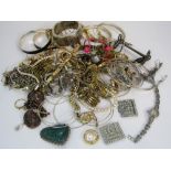 Costume jewellery to include a silver hardstone brooch