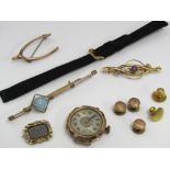 A collection of 9ct gold items to include five dress buttons, wishbone brooch, amethyst bar brooch -