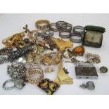 A mixed quantity of costume jewellery