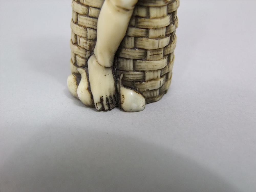 An old Japanese ivory figure of a man, eating with chop sticks while seated on a basket, 10 cm - Image 4 of 4