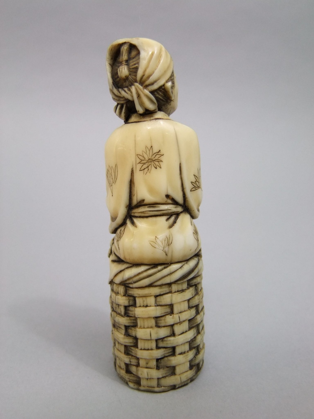 An old Japanese ivory figure of a man, eating with chop sticks while seated on a basket, 10 cm - Image 2 of 4