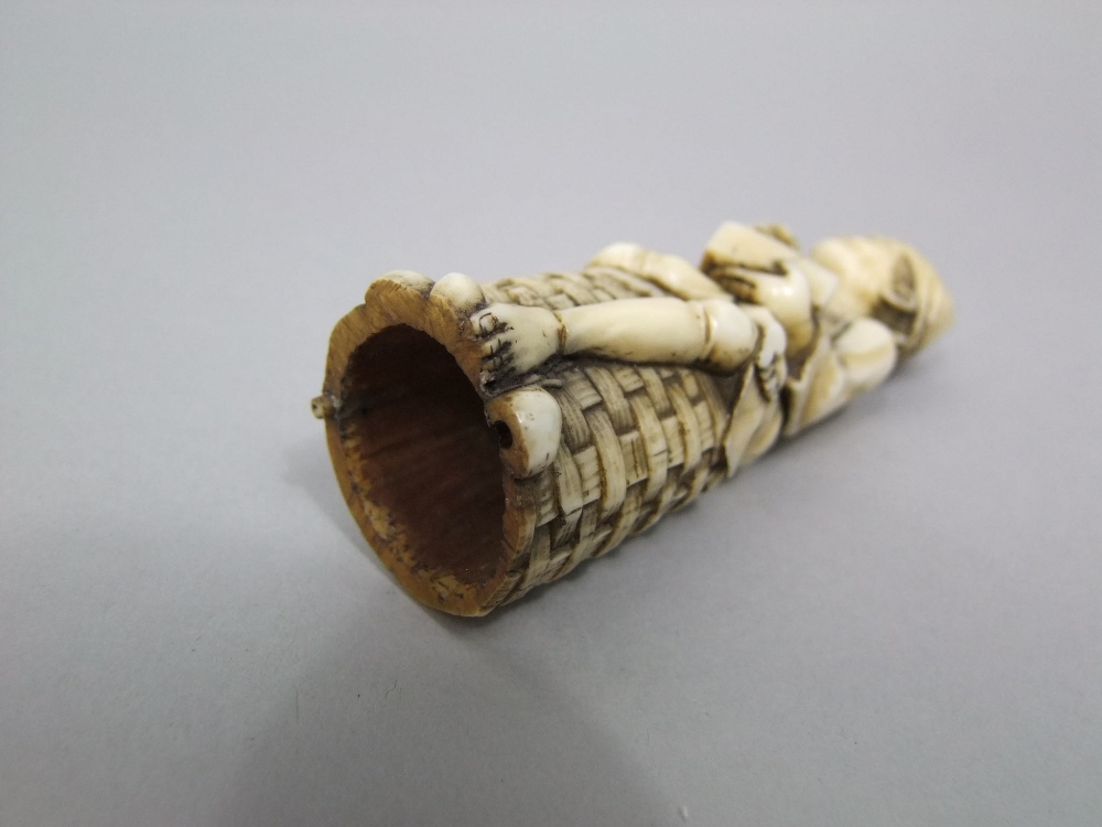 An old Japanese ivory figure of a man, eating with chop sticks while seated on a basket, 10 cm - Image 3 of 4