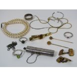 A mixed lot to include a contemporary 9ct white and yellow gold necklace (af), two diamond set stick