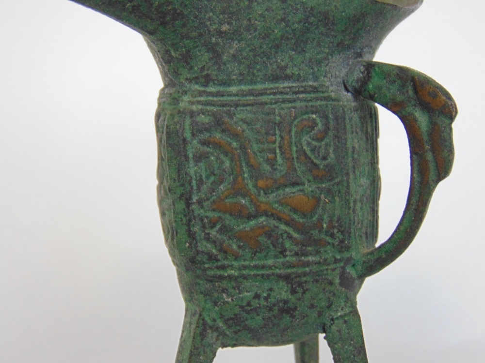 Chinese bronze ceremonial vessel, with patinated finish, 17 cm high; together with a silvered - Image 3 of 3