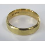 An 18ct wedding ring, size Q, 6.5g