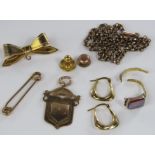 A group of 9ct gold items including a tie pin, shield fob, bow brooch, etc 15.5g total (af)