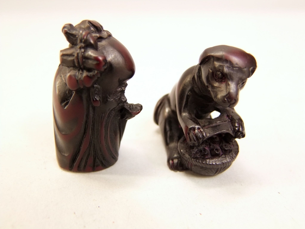 A collection of ten various carved Japanese netsuke and okimono's mainly in the form of animals, the - Bild 4 aus 7