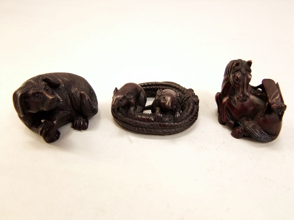 A collection of ten various carved Japanese netsuke and okimono's mainly in the form of animals, the - Bild 3 aus 7