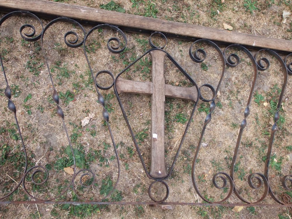 A reclaimed ecclesiastical run of railing with simple scroll work detail flanking a central wooden - Image 2 of 2