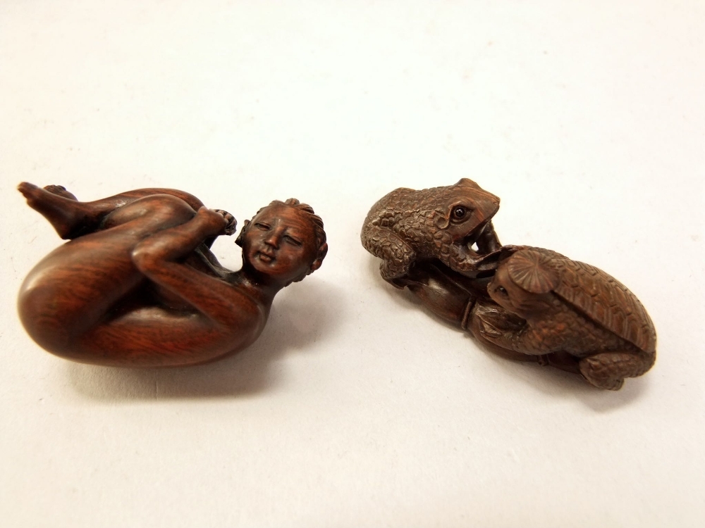 A collection of ten various carved Japanese netsuke and okimono's mainly in the form of animals, the - Bild 2 aus 7