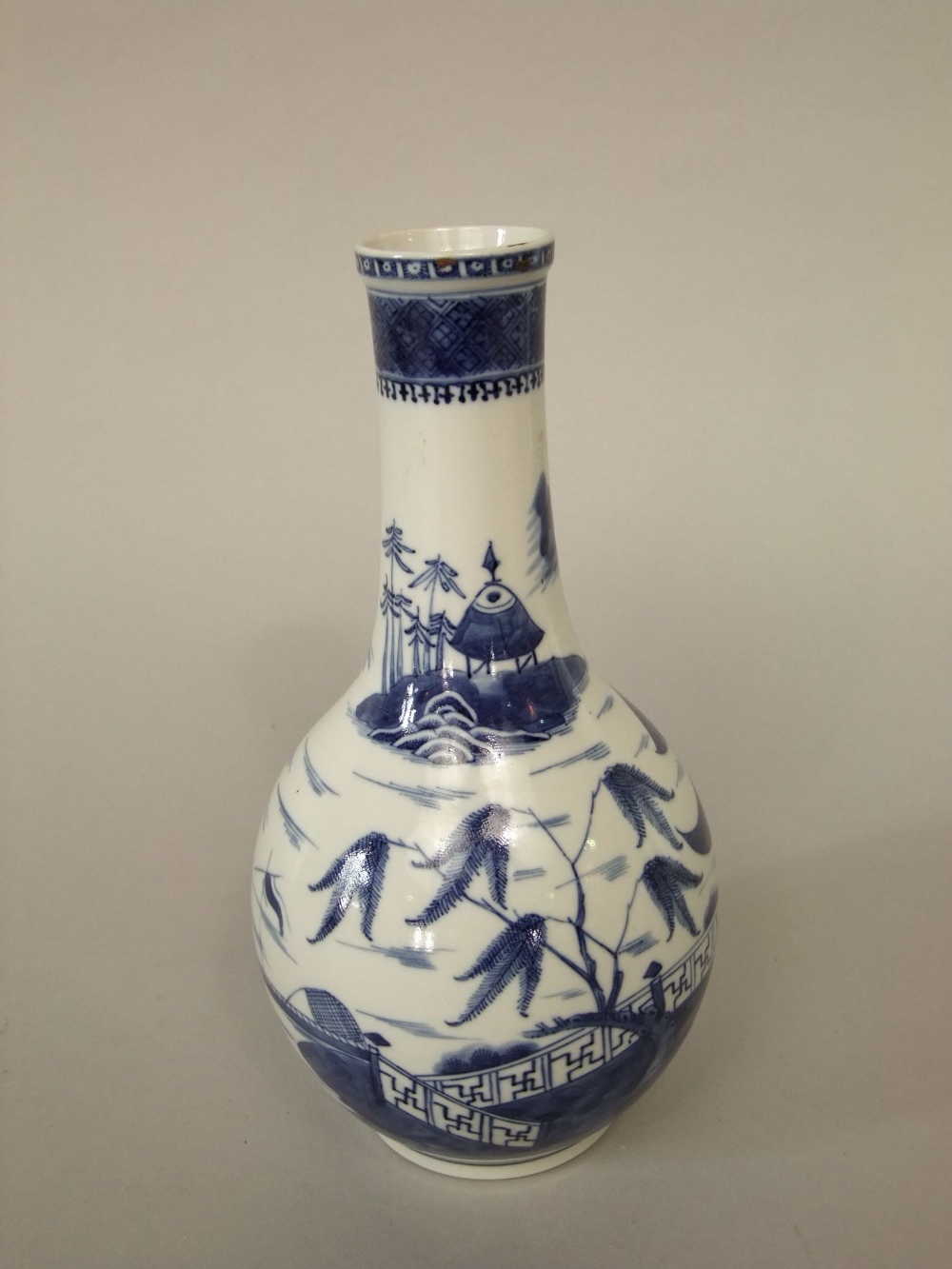 An oriental blue and white vase with pagoda detail, 26cm tall approx - Bild 2 aus 3