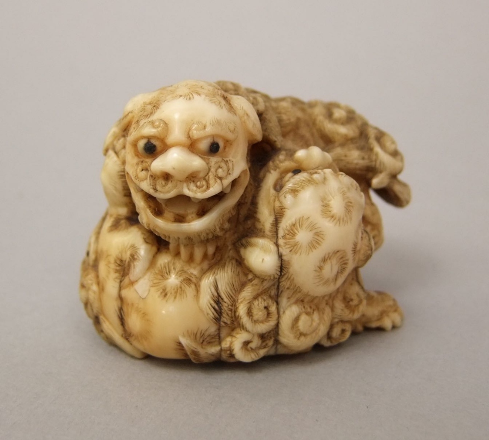 A good 19th century Japanese netsuke in the form of two playful dogs of fo, 4cm high