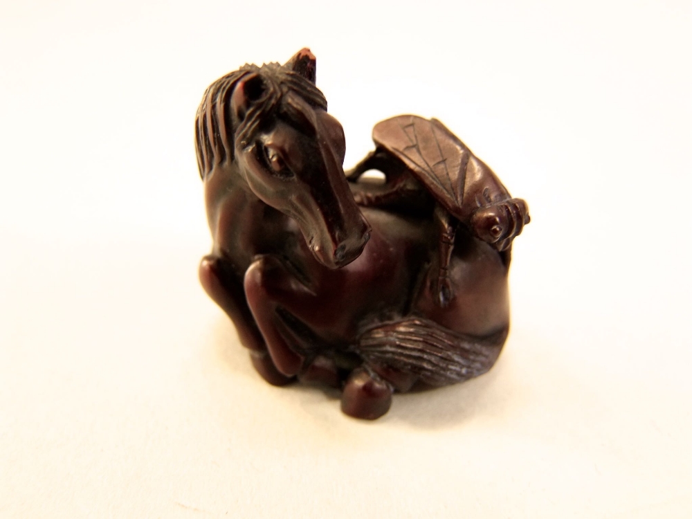 A collection of ten various carved Japanese netsuke and okimono's mainly in the form of animals, the - Bild 6 aus 7