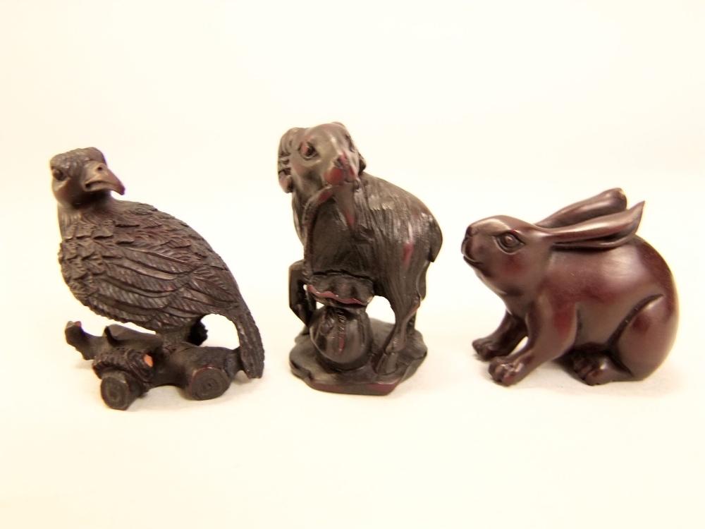 A collection of ten various carved Japanese netsuke and okimono's mainly in the form of animals, the - Bild 5 aus 7