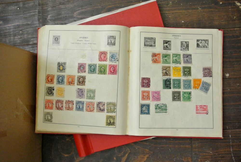 A large collection of GB stamps in four albums, together with packets containing a large quantity of - Bild 2 aus 2