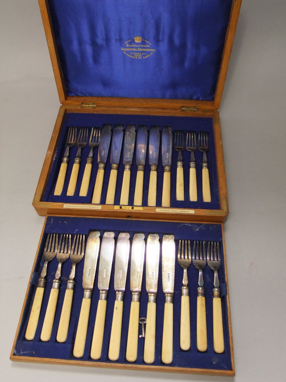 Goldsmiths & Silversmiths Co Ltd two tiered canteen of bone handled fish cutlery - Bild 2 aus 3