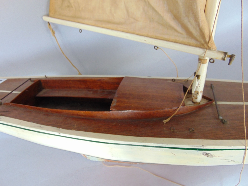 A good wooden pond yacht with textile sail - Image 2 of 2
