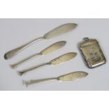 Small selection of silver to include a vesta case and four butter knives (5)