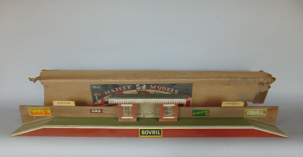 A collection of Hornby tin plate Railwayana to include locomotives, carriages, tracks, building - Image 6 of 6