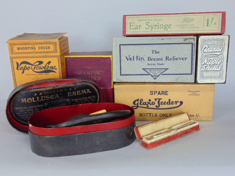 A mixed medical type lot to include a leather Gladstone bag, various medical boxed instruments to - Image 5 of 5