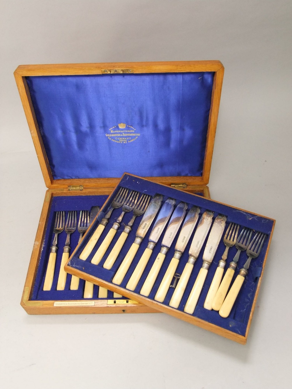 Goldsmiths & Silversmiths Co Ltd two tiered canteen of bone handled fish cutlery