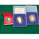 Two Republic of Panama 20 Balboas - proof coins and a Papa New Guinea 1975 Ten Kina coin -