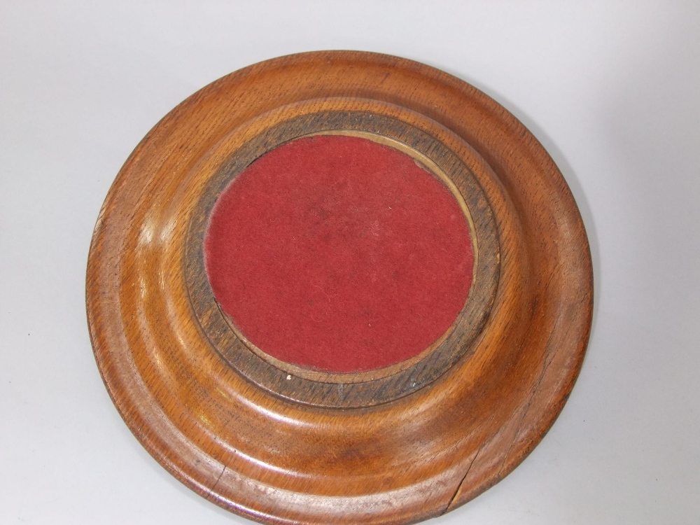 A Victorian carved oak offertory plate, circular with trailing vine leaf decoration, Southgate - Bild 2 aus 2