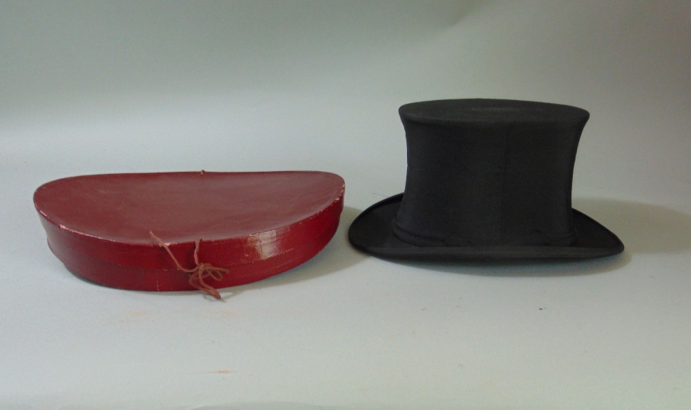 A collection of men's hats to include a Wheeler & Company grey Homburg, an Austin Reed expending top - Image 2 of 4