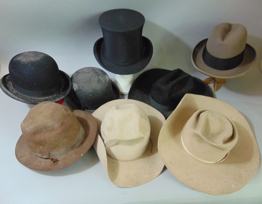 A collection of men's hats to include a Wheeler & Company grey Homburg, an Austin Reed expending top - Image 4 of 4