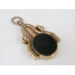 A 10ct watch key swivel fob set with bloodstone and carnelian, 7.3g