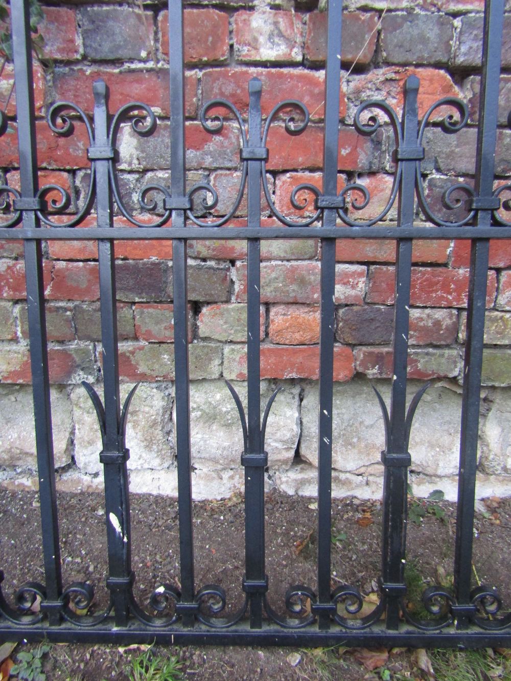 A pair of good quality heavy iron work entrance gates with vertical rails and scroll detail, 10ft - Image 3 of 3