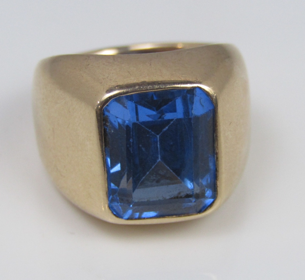 A gentlemen's ring set with a blue spinel in unmarked gold, size N/O, 21g