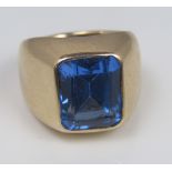 A gentlemen's ring set with a blue spinel in unmarked gold, size N/O, 21g