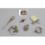 VARIOUS BROOCHES INCLUDING A SILVER AND AGATE PIN BROOCH, A SILVER AND CHALCEDONY BROOCH BY DANISH