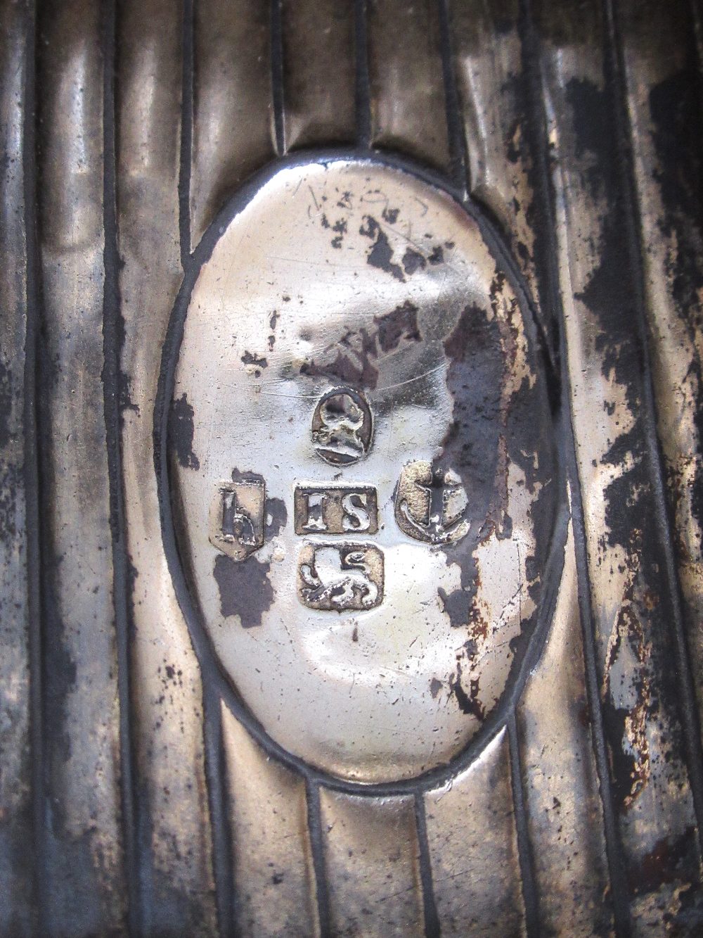 GEORGE III SILVER SNUFF BOX OF RECTANGULAR CURVED FORM WITH A HINGED PANEL/LID DEPICTING A YOUNG MAN - Image 3 of 7