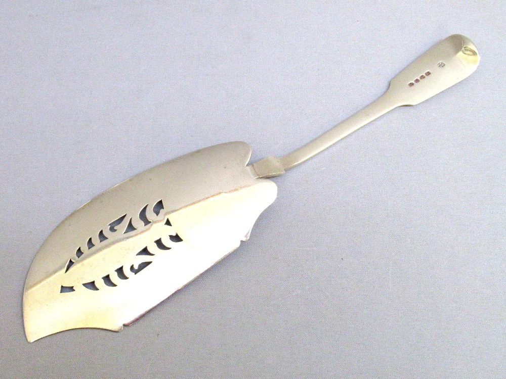 GEORGE III SILVER FISH SLICE, PIERCED AND DECORATED WITH A DESIGN DEPICTING A FISH, BY SARAH & - Image 3 of 4