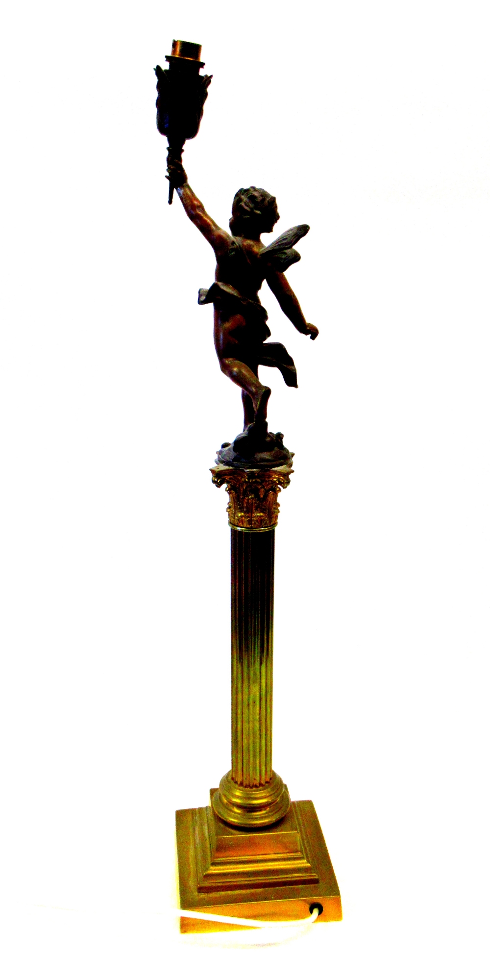 EDWARDIAN BRASS CORINTHIAN COLUMN TABLELAMP SURMOUNTED BY A CHERUB (H: 82cm) AND THREE SPELTER - Bild 7 aus 8