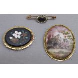 15ct GOLD PIETRA DURA BROOCH, LENGTH 4cm (11.4g GROSS), 9ct GOLD PAINTED CERAMIC OVAL BROOCH, LENGTH