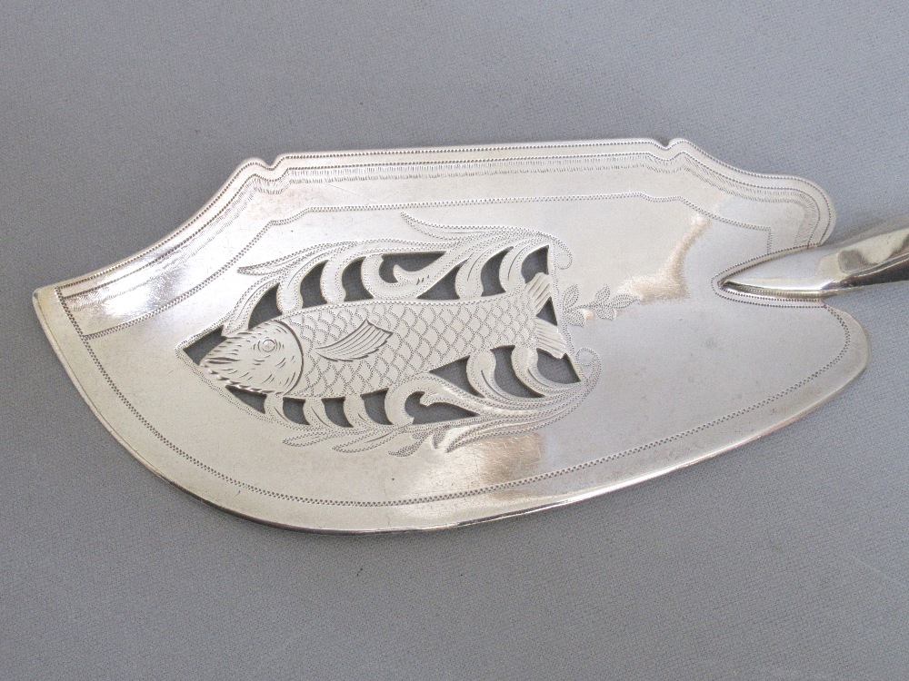 GEORGE III SILVER FISH SLICE, PIERCED AND DECORATED WITH A DESIGN DEPICTING A FISH, BY SARAH & - Image 2 of 4